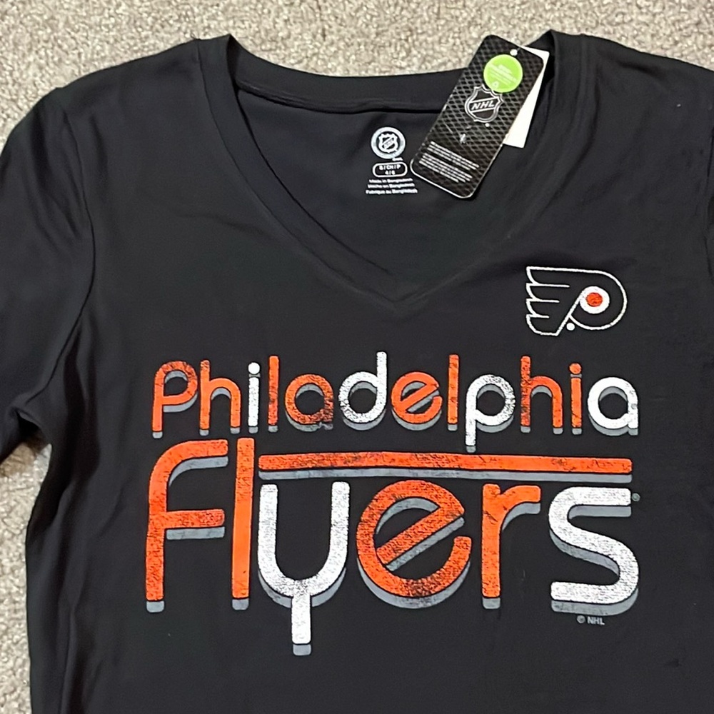 NWT Women’s black Philadelphia Flyers tee shirt - small - NHL - Picture 2 of 5